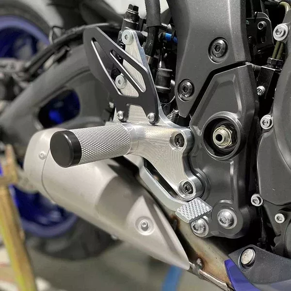 Outlaw Rearsets - Yamaha R7
